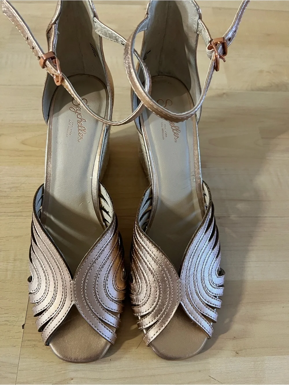 Seychelles Wedge Sandals Womens 9 Rose Gold Metallic Leather Ankle Strap Shoes